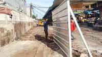 Kontraktor mulai memasang pagar di Pasar Anyar Tangerang menyusul berangsur steril dari pedagang. (Liputan6.com/Pramita Tristiawati).