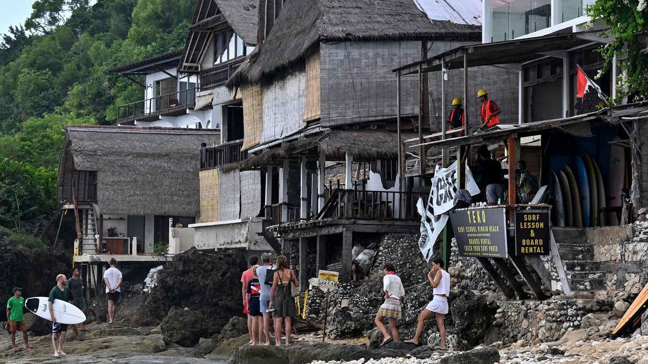 FOTO: Pantai Bingin Tetap Ramai Wisatawan, Meski Deretan Usaha Ilegal Dibongkar