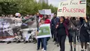 Pendukung pro-Palestina berbaris melalui pusat kota Pristina, Kosovo, Sabtu, 21 Oktober 2023. (AP Photo/Zenel Zhinipotoku)