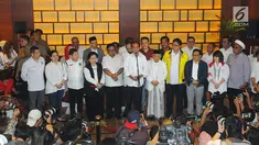 Capres-cawapres 01 Joko Widodo dan Ma'ruf Amin bersama ketum partai politik pendukung memberikan keterangan kepada wartawan usai menyaksikan perhitungan suara versi hitung cepat di Jakarta, Rabu (17/4). (Liputan6.com/Angga Yuniar)