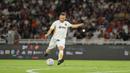Pemain DRX World Legends, Alessandro Del Piero melakukan tendangan bebas ke gawang Barcelona Legends dalam laga Clash of Legends di Stadion Utama Gelora Bung Karno (SUGBK), Senayan, Jakarta, Sabtu (18/04/2026). (Bola.com/Bagaskara Lazuardi)