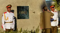 Presiden Kuba, Raul Castro memberi penghormatan terakhir kepada abu mantan Presiden Kuba, Fidel Castro usai dimakamkan di Santa Ifigenia Cemetery di Santiago, Kuba (4/12).  Castro memerintah Kuba hampir setengah abad. (REUTERS/ACN/Marcelino Vazquez)