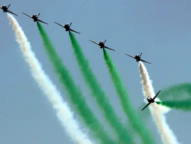 Sejumlah pesawat jet milik Pakistan unjuk kemampuan di pameran dirgantara yang diselenggarakan oleh Angkatan Udara Pakistan di kota pelabuhan Karachi, Pakistan selatan, pada 27 Februari 2020. (Xinhua/Str)