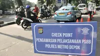 Rambu-rambu peringatan selama hari pertama penerapan Pembatasan Sosial Berskala Besar (PSBB) di Jalan Akses UI, Depok, Jawa Barat, Rabu (15/4/2020). Berdasarkan Peraturan Wali Kota Depok Nomor 22 Tahun 2020, Kota Depok menerapkan PSBB pada 15-28 April 2020. (merdeka.com/Iqbal S Nugroho)