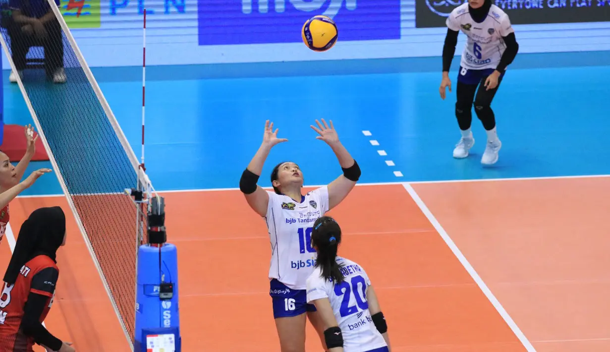 <p>Pemain Bandung BJB Tandamata, Tiara Sanger (tengah) mengumpan bola saat menghadapi Jakarta BIN pada laga pekan pertama putaran I PLN Mobile Proliga 2024 di GOR Amongrogo, Yogyakarta, Sabtu (27/4/2024). Bandung BJB Tandamata menang 3-1 (29-27, 16-25, 25-17 dan 25-18). (Dok. PBVSI)</p>