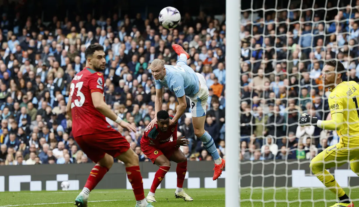 Pemain Manchester City, Erling Haaland, mencetak gol ke gawang Wolverhampton Wanderers pada laga pekan ke-36 Premier League 2023/2024 di Stadion Etihad, Sabtu (4/5/2024). (Richard Sellers/PA via AP)