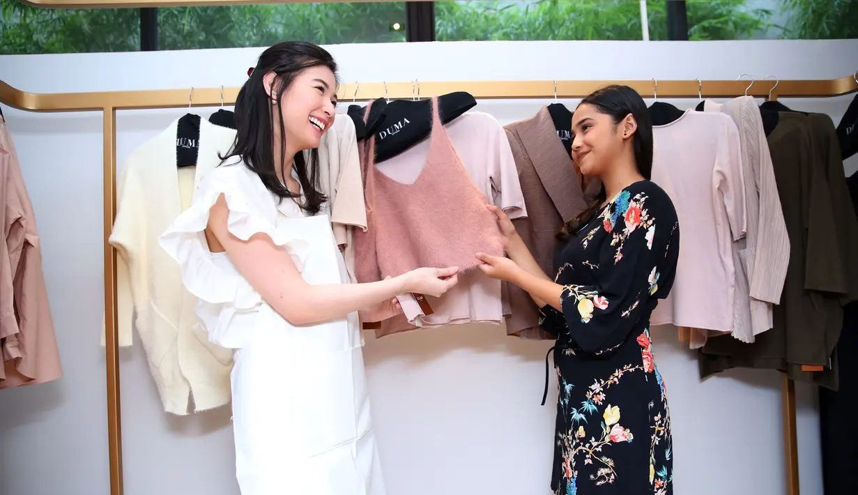 Menurut Syifa yang gemar berbelanja, ia mengakui bahwa dirinya seringkali membeli barang-barang impor lantaran menurutnya di mall jarang sekali tersedia produk-produk lokal. (Nurwahyunan/Bintang.com)