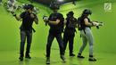 Pengunjung saat bermain Sandbox VR Experience di Lotte Shopping Avenue, Jakarta, Rabu (6/3). Permainan ini memungkinkan para pemain berinteraksi dengan objek imajinasi dalam suasana tiga dimensi secara nyata. (merdeka.com/Iqbal S. Nugroho)