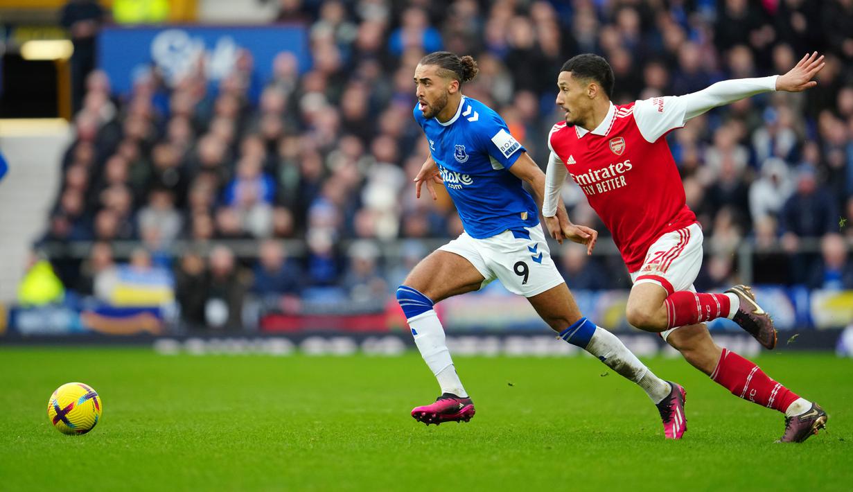 Pemain Arsenal William Saliba (kanan) berebut bola dengan pemain Everton Dominic Calvert-Lewin pada pertandingan sepak bola Liga Inggris di Goodison Park, Liverpool, Inggris, 4 Februari 2023. Everton mengalahkan Arsenal dengan skor 1-0. (AP Photo/Jon Super)