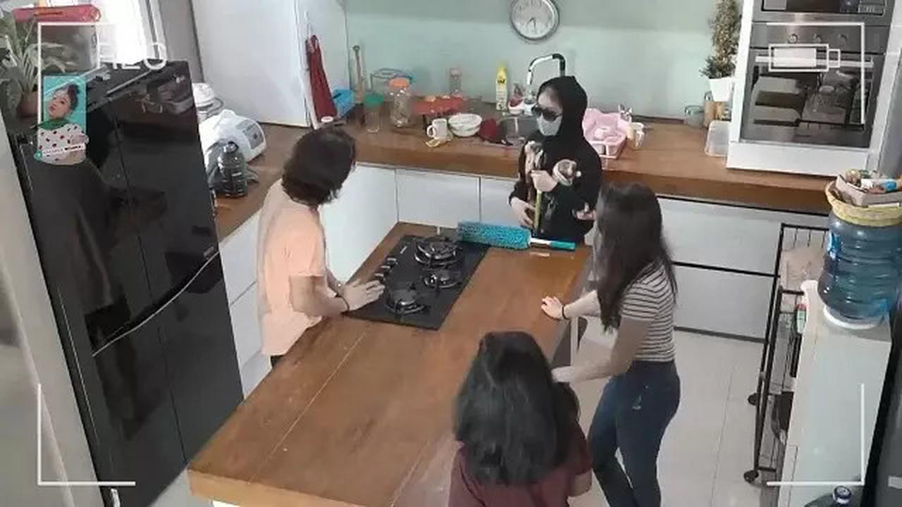 5 Potret Dapur Mungil Bryan Domani, Homey Bernuansa Putih & Kayu - Mawar de Jongh Pernah Diajak Masak di Sana
