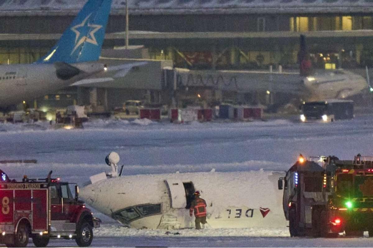 Pesawat Delta Airlines terbalik saat mendarat di Bandara Toronto Kanada