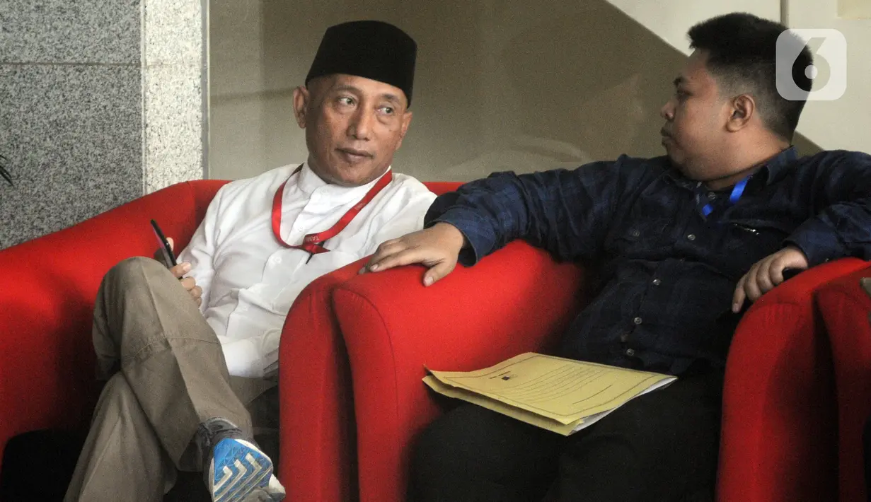 Ketum Dewan Pembina DPP APTRI, Arum Sabil menunggu akan menjalani pemeriksaan di Gedung KPK, Jakarta, Senin (16/12/2019). Arum diperiksa sebagai saksi untuk tersangka Direktur Pemasaran PTPN III (Persero) sekaligus merangkap Komisaris Utama PT KPBN, I Kadek Kertha Laksana. (merdeka.com/Dwi Narwoko)