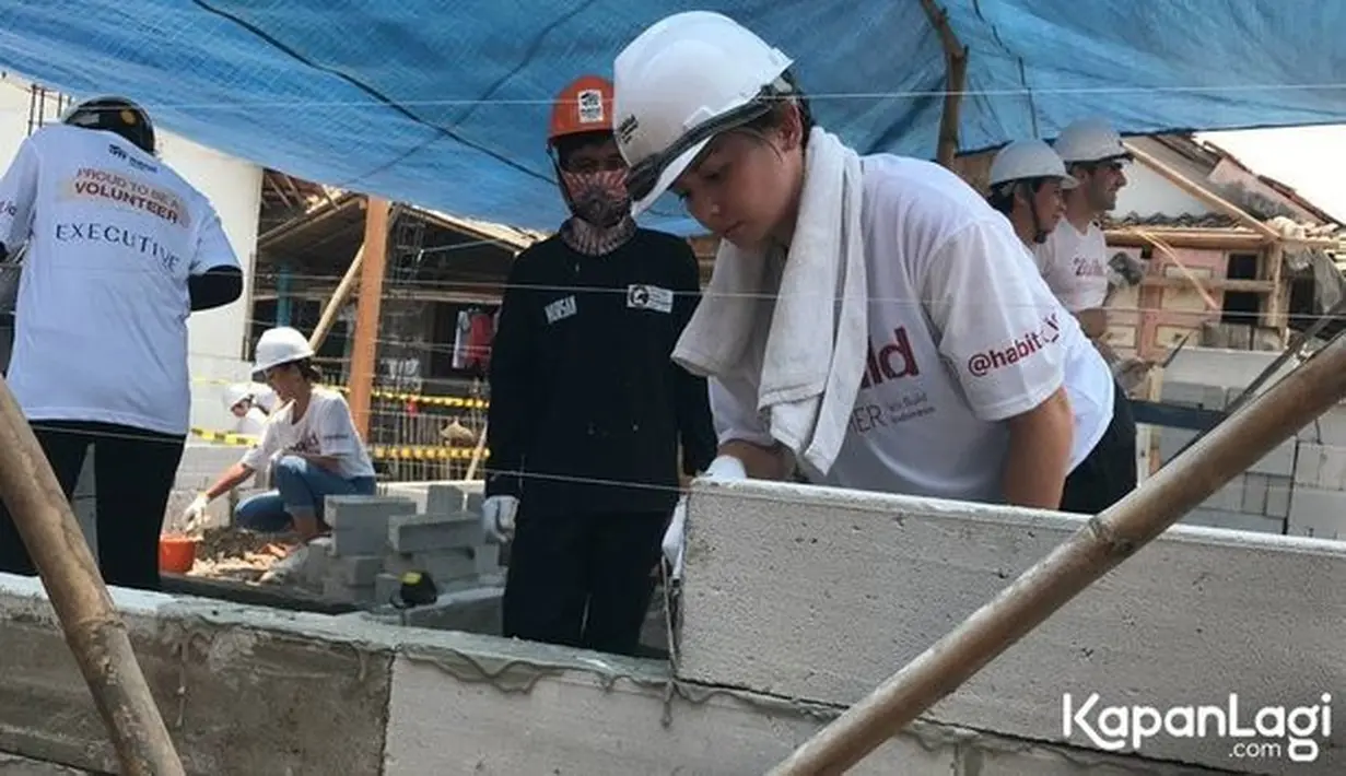 Dalam mengikuti kegiatan sosial ini, Joanna mengaku mendapatkan pelajaran berharga. Untuk lebih peduli dengan kondisi masyarakat sekitar. "Wah banyak banget sih, pas masuk ke sini aja langsung terenyuh warga di Indonesia yang tidak punya tempat tinggal layak. Sedangkan kita di ibu kota kaya enak-enak. Jadi di sini aku belajar banget sih mungkin kita yang diberkati lebih bisa ngebantu yang membutuhkan," tuturnya.  [Foto: KapanLagi.com/Dadan Eka Permana]