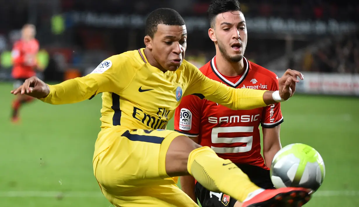 Aksi pemain PSG, Kylian Mbappe (kiri) menghalau bola dari kejaran pemain Rennes, Ramy Bensebaini pada laga Ligue 1 Prancis di Roazhon Park, Rennes, (16/12/2017). PSG menang 4-1. (AFP/ Jean-Francois Monier)