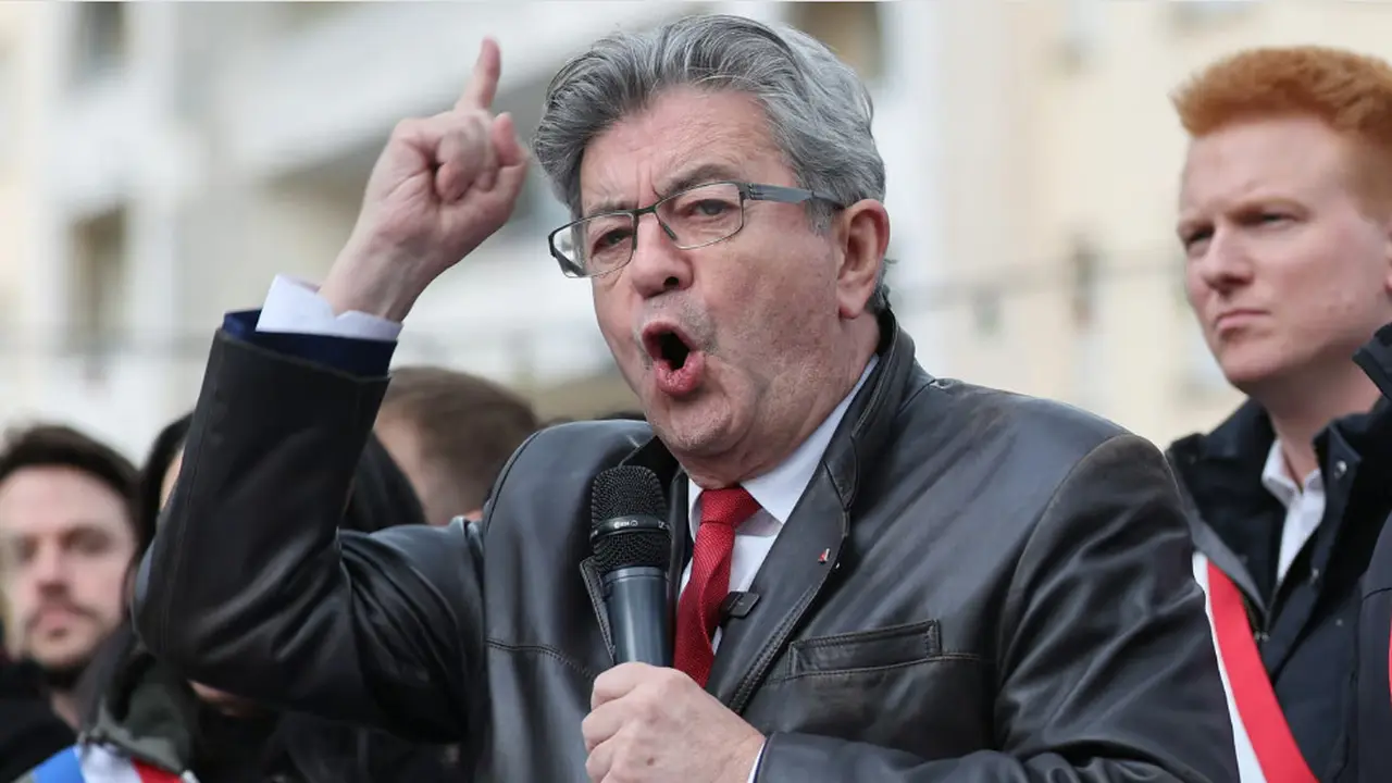 Jean-Luc Melenchon tidak butuh waktu lama untuk memanfaatkan momen ketika indikasi awal jajak pendapat tentang pemungutan suara legislatif Prancis menunjukkan Front Populer Baru raih kemenangan (AFP).