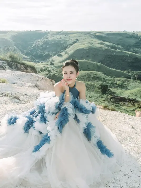 Rambutnya ditata dalam sanggul elegan, memperlihatkan leher jenjangnya dan menambah kesan klasik yang menawan. [@jessicajane99].