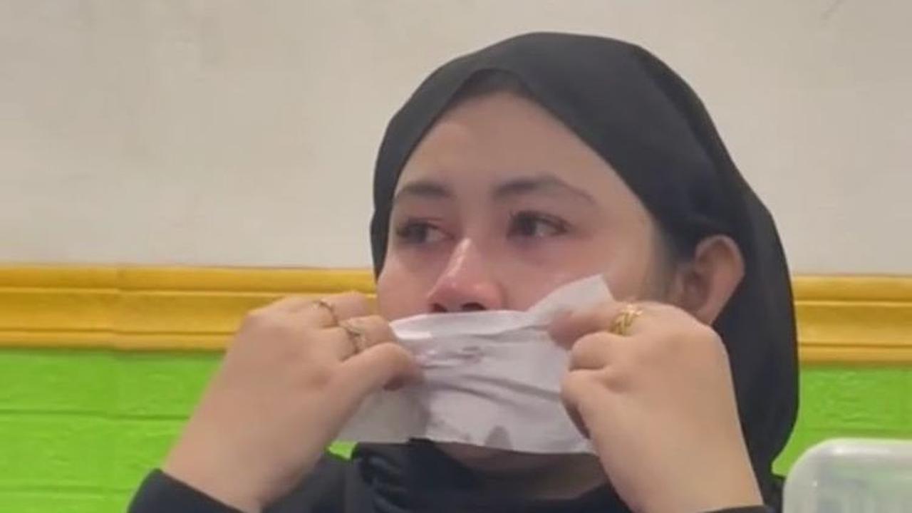 Melihat perjuangan bapak dan anak untuk mencari nafkah, istri pria yang memberi uang tersebut pun terharu. Ia tampak menghapus air matanya dengan tisu.