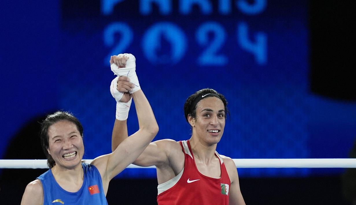 Petinju asal Aljazair, Imane Khelif, berhasil meraih medali emas Olimpiade Paris 2024 dari cabang olahraga tinju nomor putri 66 kg. Khelif yang sempat menjadi sorotan karena kontroversi gender di Olimpiade 2024, menang mutlak atas Liu. (AP Photo/John Locher)