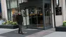 Hotel Loews Regency, di mana  FBI menggeledah kantor  pengacara pribadi Donald Trump, Michael Cohen di Manhattan, New York City, Senin (9/4). FBI menyita catatan bisnis termasuk rincian pembayaran untuk bintang porno Stormy Daniels. (Drew Angerer/AFP)