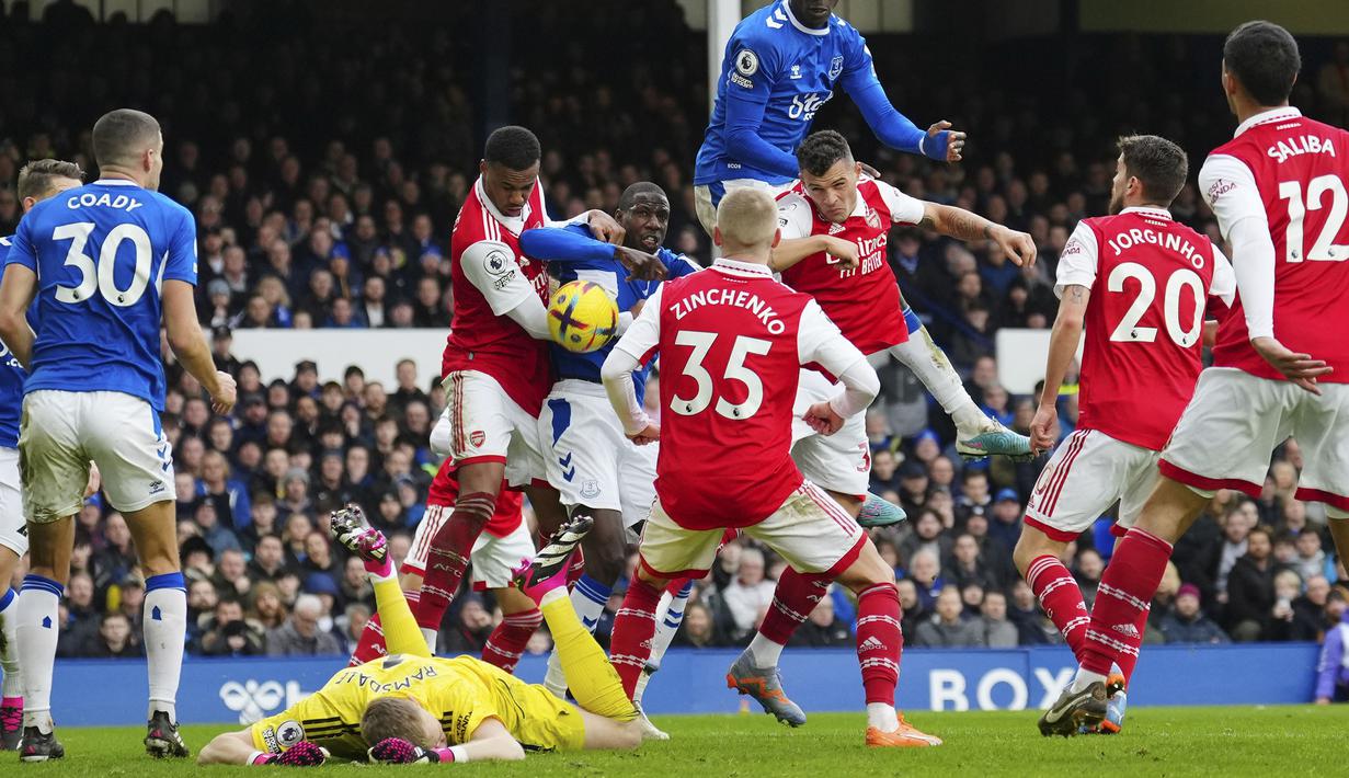 Pemain Arsenal dan pemain Everton saling berebut bola di dalam kotak penalti pada laga pekan ke-22 Liga Inggris 2022/2023 yang berlangsung di Goodison Park, Sabtu (04/02/2023). Arsenal kalah dengan skor 0-1 dari Everton. (AP/Jon Super)