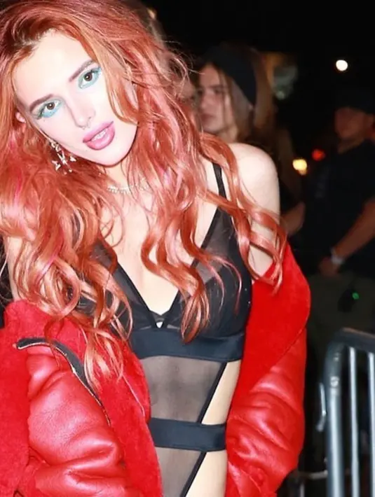 Bella Throne selalu tampil dengan makeup tebal dan seksi. Ia jadi terlihat jauh lebih tua dari usianya. (instagram/bellathorne)