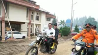 Tinjau Lokasi Bencana, Wamendagri Bima Pastikan Dukungan Tanggap Darurat Banjir Bandang Solok