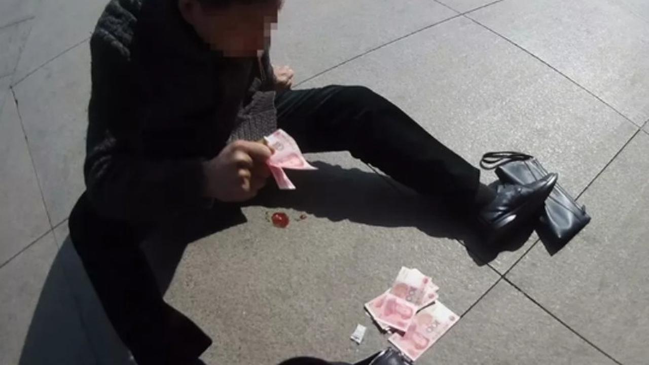 Supaya Ditolong, Pria yang Sakit Jantung Lempar Uang ke Jalan