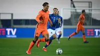 Bek Belanda, Virgil van Dijk, berebut bola dengan penyerang Italia, Ciro Immobile, pada laga lanjutan UEFA Nations League di Atleti Azzurri d'Italia Stadium, Kamis (15/10/2020) dini hari WIB. Italia imbang 1-1 atas Belanda. (AFP/Marco Bertorello)