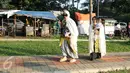 Penyanyi Syahrini diikuti sang mama berjalan menuju tempat salat Idul Adha 1437 H di taman Tanah Sereal, Bogor, Senin (12/9). Syahrini memakai baju muslim bermotif, dilengkapi dengan luaran warna putih plus kacamata hitam. (Liputan6.com/Herman Zakharia)