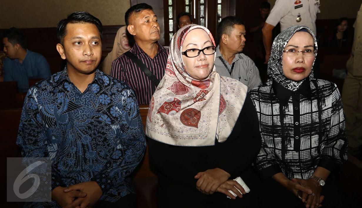 Ratu Atut Chosiyah (tengah) saat menghadiri sidang perdana dugaan korupsi dan suap pengadaan alat kesehatan Provinsi Banten pada 2012 di Pengadilan Tipikor, Jakarta, Rabu (8/3). Sidang ini beragendakan pembacaan dakwaan. (Liputan6.com/Helmi Afandi)