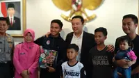 Gelandang Persela Lamongan dan Timnas Indonesia U-23, Hambali Tolib, bersama Menpora Imam Nahrawi, Rabu (12/6/2019). (Istimewa)
