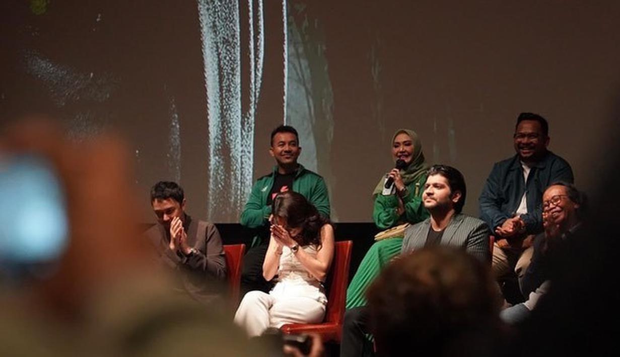 Dalam Mumun, Acha Septriasa memerankan Mumun yang meninggal dunia akibat kecelakaan. Ia lantas dimakamkan dengan bantuan tukang gali kubur bernama Husein (Mandra). Apes, Husein lupa membuka tali pocong hingga jasad Mumun bangkit dari kubur. Film Mumun bergenre horor komedi, setia pada sinetronnya yang seram sekaligus memantik tawa pemirsa. (Foto: Dok. Instagram @septriasaacha)