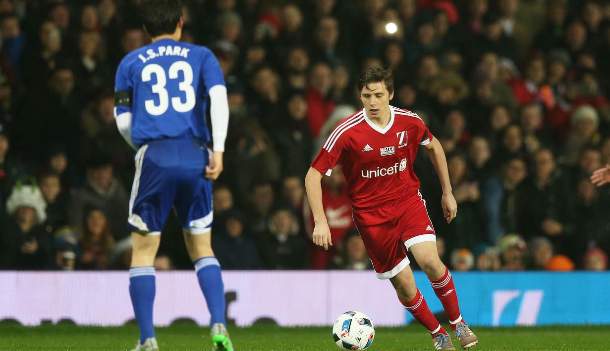 Pemain Great Britain & Ireland, Brooklyn Beckham menggiring bola pada laga amal melawan World XI di Old Trafford, Inggris, Sabtu (14/11/2015) dini hari WIB. (Action Images via Reuters/Alex Morton)