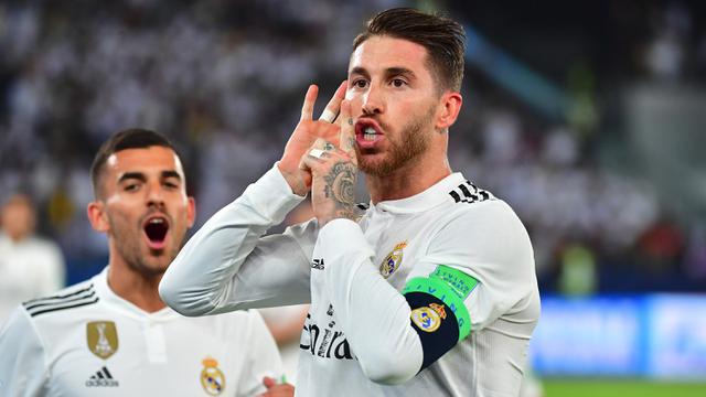 Kapten Real Madrid, Sergio Ramos, merayakan gol yang dicetaknya ke gawang Al-Ain pada laga final Piala Dunia Antarklub di Stadion Zayed Sports City, Abu Dhabi, Sabtu (22/12). Al-Ain kalah 1-4 dari Madrid. (AFP/Giuseppe Cacace)