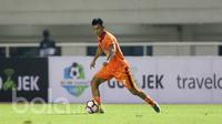 Pemain Pusamania Borneo FC, Lerby Pungbabu saat PS TNI pada lanjutan Liga 1 Indonesia di Stadion Pakansari, Bogor, Senin (17/4/2017). PS TNI bermain imbang 2-2 dengan PBFC. (Bola.com/Nicklas Hanoatubun)