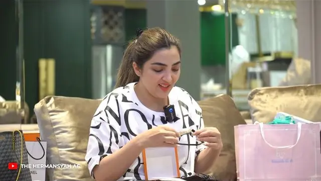 7 Potret Ashanty Buka Kado Ultah, Dapat Hadiah Parfum Hingga Perhiasan