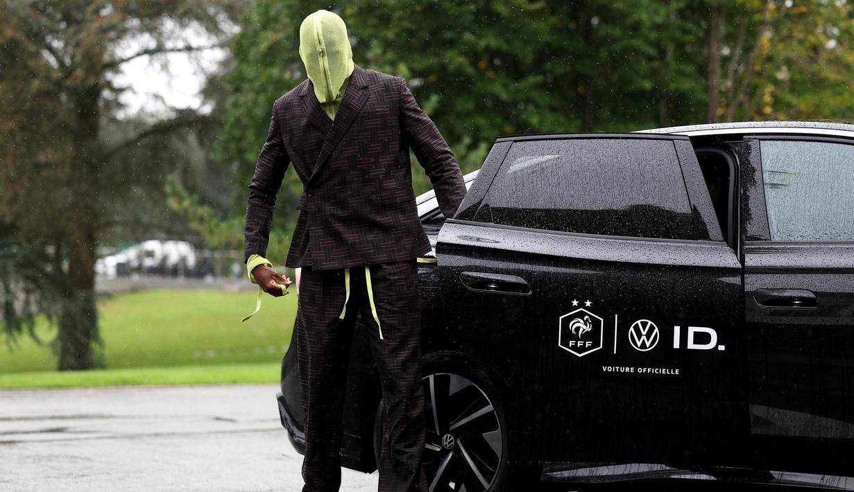 Bek timnas Prancis, Ibrahima Konate, tiba untuk ambil bagian dalam persiapan tim untuk pertandingan kualifikasi Liga Bangsa-Bangsa UEFA mendatang di Clairefontaine-en-Yvelines pada 7 Oktober 2024. (FRANCK FIFE/AFP)