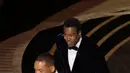 Will Smith meninggalkan panggung Piala Oscar 2022 setelah memukul presenter Chris Rock saat penghargaan untuk film dokumenter terbaik di Dolby Theatre, Minggu (27/3/2022). Will Smith merasa lawakan sang komedian terkait istrinya, Jada Pinkett Smith keterlaluan. (Neilson Barnard/Getty Images/AFP)