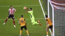 Kiper Wolverhampton Wanderers, Rui Patricio menangkap bola saat bertanding melawan Sheffield United pada pertandingan Liga Inggris di stadion Bramall Lane, Inggris, Senin, (14/9/2020). Wolves menang 2-0 atas Sheffield United. (Laurence Griffiths/Pool via AP)