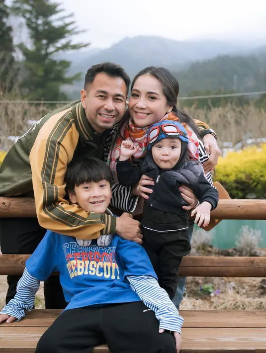 Raffi Ahmad dan Nagita Slavina memboyong serta keluarganya liburan ke Jepang [@raffinagita1717]