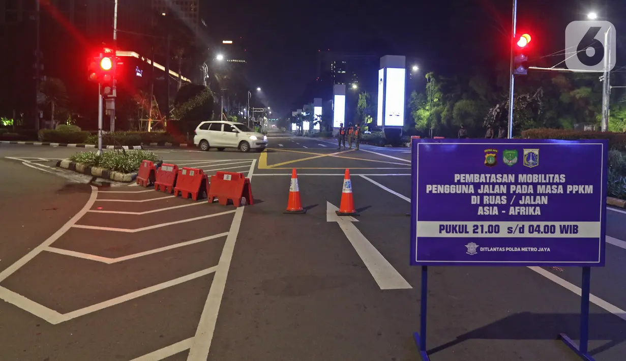 Kendaraan melintas di Jalan Asia Afrika, Jakarta, Senin (21/6/2021). Penutupan jalan dilakukan di antaranya di Jalan Cikini Raya, Jalan Sabang, kawasan BKT, PIK 2, kawasan Kota Tua, dan Bullevard Kelapa Gading. (Liputan6.com/Herman Zakharia)