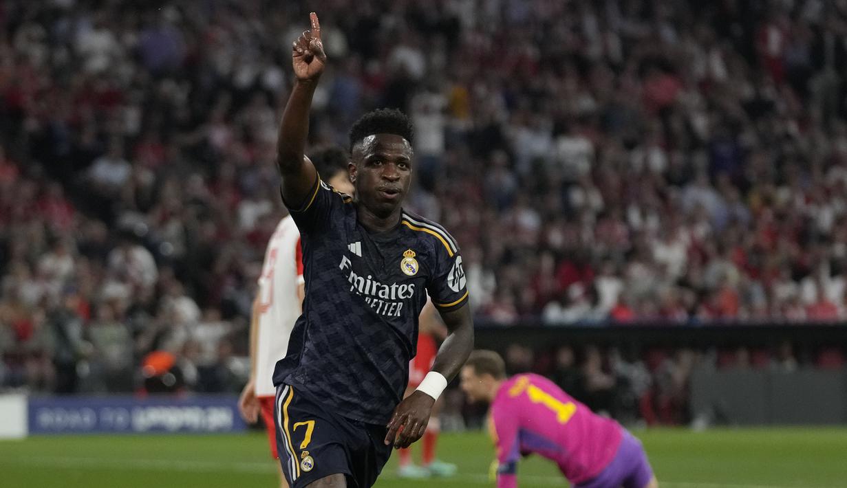 Selebrasi striker Real Madrid, Vinicius Junior setelah mencetak gol pertama timnya ke gawang Bayern Munchen pada laga leg pertama semifinal Liga Champions 2023/2024 di Allianz Arena, Munich, Selasa (30/4/2024). (AP Photo/Matthias Schrader)