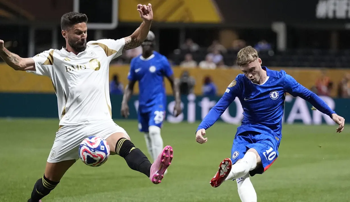 Pemain LAFC, Olivier Giroud (kiri) berusaha memblokir tendangan pemain Chlesea, Cole Palmer dalam pertandingan Grup D Piala Dunia Antarklub 2025 di Mercedes Benz Stadium, Atlanta, Amerika Serikat, Selasa (17/06/2025) WIB. (AP Photo/Brynn Anderson)