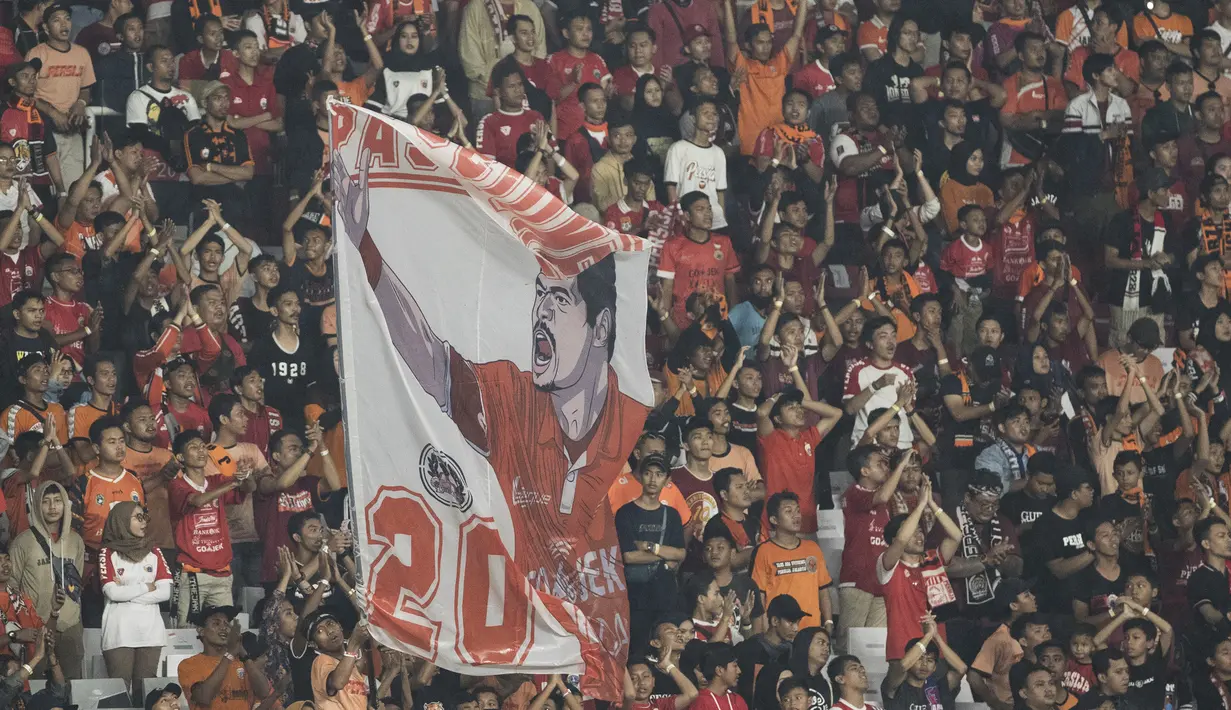 Suporter Persija Jakarta memberikan dukungan kepada Bambang Pamungkas saat melawan Persebaya Surabaya pada laga Liga 1 di SUGBK, Jakarta, Selasa (17/12). Persija kalah 1-2 dari Persebaya. (Bola.com/Vitalis Yogi Trisna)