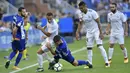 Striker Real Madrid, Lucas Vazquez, berebut bola dengan gelandang Deportivo Alaves, Medran, pada laga La Liga di Stadion Mendizorroza, Sabtu (23/9/2017). Real Madrid menang 2-1 atas  Deportivo Alaves. (AP/Alvaro Barrientos)