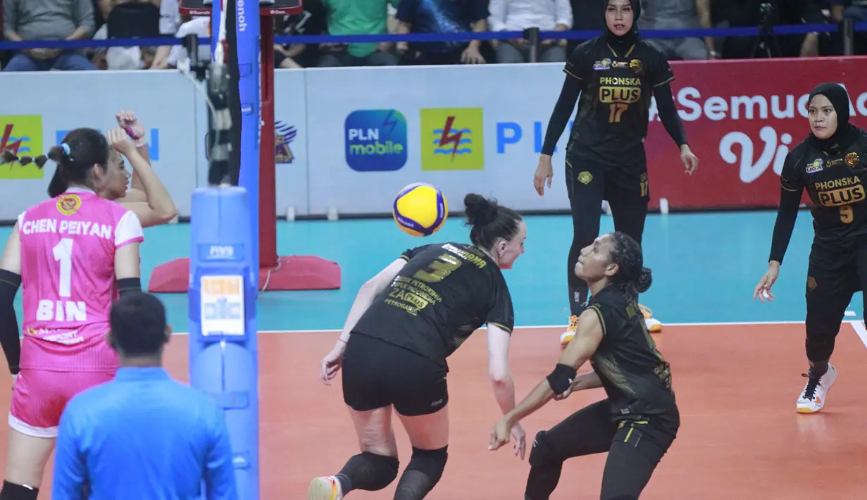 Pemain Gresik Petrokimia Pupuk Indonesia, Mediol Stiovanny Yoku (tengah) berusaha menjangkau bola pengembalian pemain Jakarta BIN pada laga Final Four Proliga 2023 yang berlangsung di GOR Jatidiri, Semarang, Jawa Tengah, Kamis (2/3/2023) malam WIB. Gresik Petrokimia Pupuk Indonesia kalah 2-3 (18-25, 25-23, 20-25, 25-21 dan 13-15). (Dok. Proliga 2023)