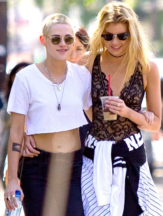 Meski demikian, kini Kristen Stewart sendiri miliki hubungan yang serius dengan Stella Maxwell sejak tahun 2016. (USWeekly)