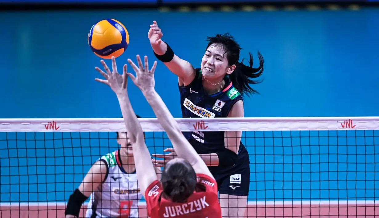 Sarina Koga. Pemain Jepang berusia 26 tahun berpostur 180 cm yang berposisi sebagai outside hitter ini menempati posisi ke-2 dalam daftar top skor sementara hingga berakhirnya babak penyisihan grup. Ia total mengoleksi 243 poin yang diperoleh dari 222 smash, 17 block dan 4 service. Jepang pun dibawanya menempati posisi ke-5 di klasemen akhir penyisihan grup dan lolos ke perempatfinal untuk menghadapi Brasil, 13 Juli 2022. (volleyballworld.com)