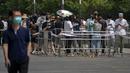 <p>Orang-orang antre tes COVID-19 di tempat pengujian virus corona di Beijing, Kamis (19/5/2022). Sebagian wilayah Beijing menghentikan pengujian massal harian yang telah dilakukan beberapa minggu terakhir, tetapi banyak tempat pengujian tetap sibuk karena syarat tes negatif COVID-19 dalam 48 jam terakhir untuk memasuki beberapa bangunan di ibu kota China. (AP Photo/Mark Schiefelbein)</p>