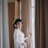 Nabila Maharani memakai kebaya akad warna putih saat menikah dengan Tri Suaka. [Foto: @rezaprabowophoto]
